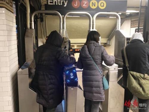 中国侨网华埠坚尼路地铁站安装的感应式收费系统OMNY。（美国《侨报》/尹英姿 摄）