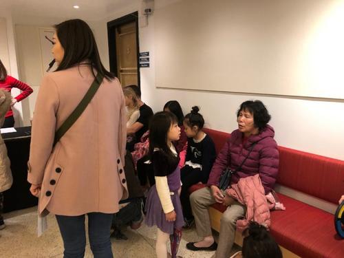 中国侨网华裔家长带着子女报名舞蹈班试镜甄选。(美国《世界日报》/颜洁恩 摄)