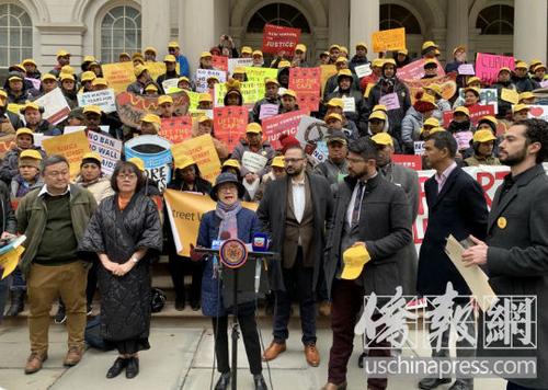 中国侨网陈倩雯(发言者)等民选官员与维权人士在集会现场。(美国《侨报》/杨澄雨 摄)