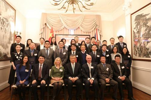 中国侨网出席颁奖典礼人员合影。(《欧洲时报》/侯清源 摄)