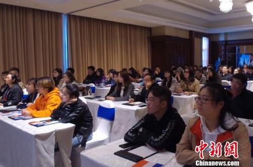 中国侨网展会现场吸引不少中国学生。　代冰　摄