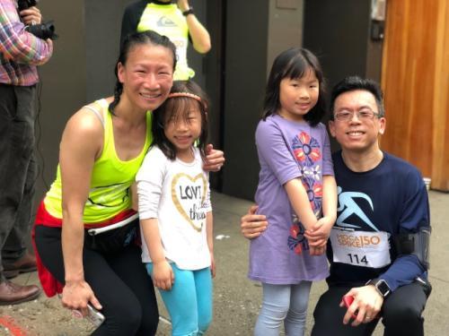中国侨网高敏昭(左一)邓仲民(右一)带着两个女儿参加长跑活动。(美国《世界日报》/张晨 摄)