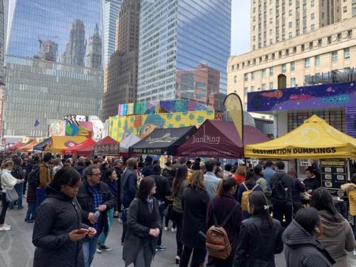 中国侨网美国世贸中心Smorgasburg美食集市开放,大批民众前往。(美国《侨报》/杨澄雨 摄)