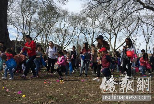 中国侨网冲进场地的孩子和家长们狂捡彩蛋。（美国《侨报》/崔国萁 摄）