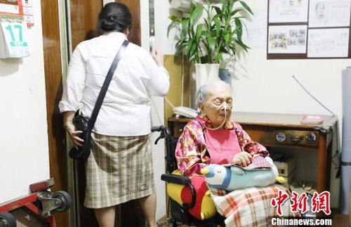 中国侨网图为刘大妈从家里准备出发前去投票。　林永传　摄