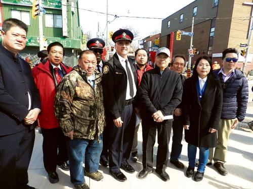 中国侨网警方及多伦多中区华埠商业促进区代表启动“蓝野猪行动”后合照。（加拿大《星岛日报》）