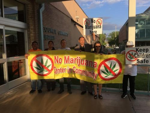 中国侨网“大洛杉矶小区联盟”16日在商业市市议会上,声援反大麻民众。(孟宪军提供)