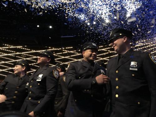 中国侨网纽约市警察学院毕业典礼在曼哈顿中城举行，共有457名警员毕业。(美国《世界日报》/颜嘉莹 摄)