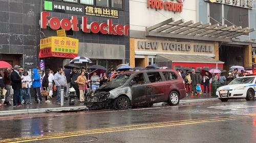 中国侨网4月22日，一辆红色起亚车在纽约街头突然起火自燃，烧得面目全非。（美国《世界日报》／赖蕙榆 摄）