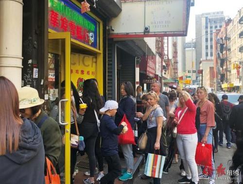 中国侨网纽约华埠冰淇淋店门外的顾客排长龙。（美国《侨报》/杨澄雨 摄）
