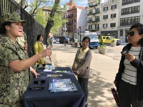 中国侨网不少华裔父母在征兵摊位前询问。(美国《世界日报》/张晨 摄)