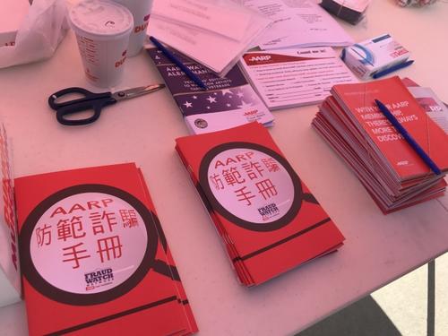 中国侨网美国中老年人协会(AARP) 分发中文版防范诈骗手册。(美国《世界日报》/牟兰 摄)