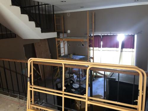 中国侨网施工队常接下工程后拖延进度,工人偶尔才上工。(美国《世界日报》/李雪 摄)