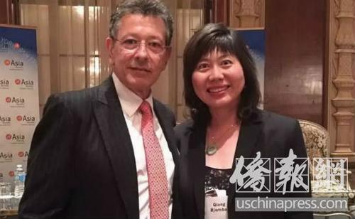 中国侨网 华强律师(右)提醒华裔新移民千万不要触犯法律,以免因小失大,成为移民局遣返中国的借口。侨报记者高睿摄