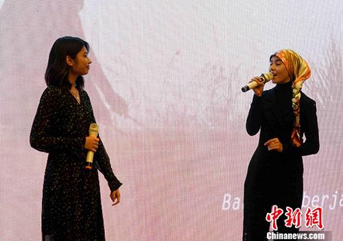 中国侨网5月3日，中马建交45周年主题曲《左肩》和微电影《时间的礼物》举行分享会。图为李佩玲(左)和玛莎在现场演唱《左肩》。 中新社记者 陈悦 摄