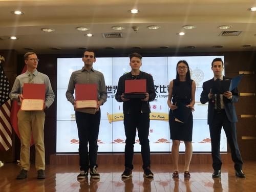 中国侨网大学组获奖选手颁奖。(记者张晨／摄影)