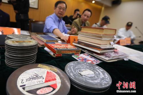 中国侨网5月9日,侵华日军南京大屠杀遇难同胞纪念馆举行新征集文物新闻发布会,美籍华人鲁照宁和南京民间抗战史研究者张定胜、张育松等人分别向纪念馆捐赠了文物史料。据了解,鲁照宁这次带来的藏品有107件,其中包括8mm、16mm原版电影胶片16卷,记载了1937-1945年发生在世界范围内的国际大事,其中1937年的胶片中包括日军轰炸上海和南京的画面镜头。图为捐赠现场。中新社记者 泱波 摄