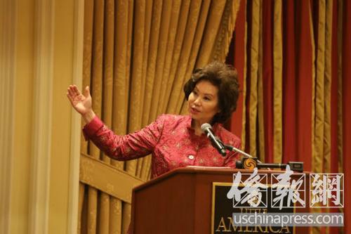 中国侨网交通部长赵小兰在侨界活动上讲话。(美国《侨报》/邱晨 摄)