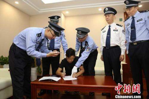 中国侨网民警办理押解手续　吴海远　摄