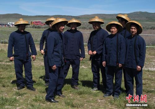 中国侨网当地时间5月10日，纪念美国太平洋州际铁路接轨150周年的“金钉节”在美国盐湖城举办。来自周边的美国居民以及包括华人华侨在内的嘉宾万余人，来到150年前洲际铁路接轨的地方，纪念这一历史时刻。主办方在多个环节向远涉重洋参与修建洲际铁路的中国工人表达了敬意。图为打扮成铁路华工的演员在舞台边休息。中新社记者 刘关关 摄