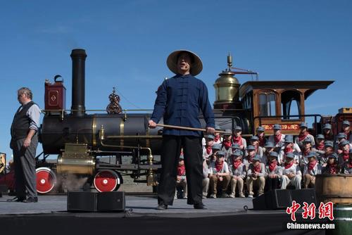 中国侨网当地时间5月10日,纪念美国太平洋州际铁路接轨150周年的“金钉节”在美国盐湖城举办。来自周边的美国居民以及包括华人华侨在内的嘉宾万余人,来到150年前洲际铁路接轨的地方,纪念这一历史时刻。主办方在多个环节向远涉重洋参与修建洲际铁路的中国工人表达了敬意。图为打扮成铁路华工的演员在舞台上表演。中新社记者 刘关关 摄