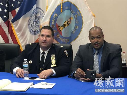 中国侨网纽约布鲁克林市警66分局新局长金恩（左）和前局长沃尔。（美国《侨报》/高诗云 摄）
