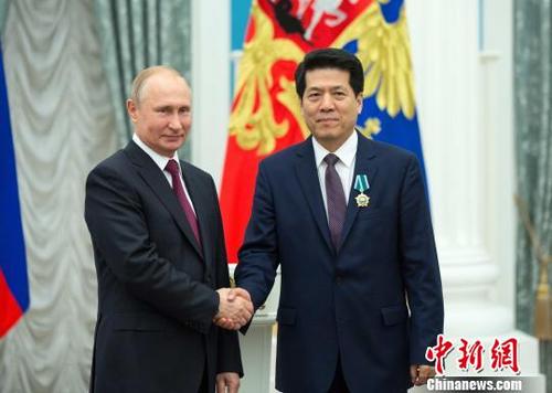 中国侨网   23日，俄总统普京向中国驻俄罗斯大使李辉授予“友谊勋章”。　钟新　摄