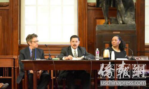 中国侨网纽约教育局长卡兰纳(中)5月1日出席市议会公听会，表达取消SHSAT的坚定立场。（美国《侨报》/尹英姿 摄)