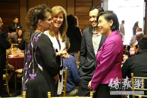中国侨网赵美心(右)和与会代表交谈。(图片来源:美国侨报网 高睿/摄)