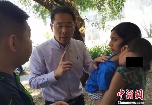 中国侨网图为:郑昌华(中间)正在对小B进行诊断。受访者供图