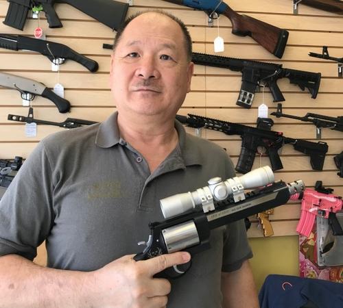 中国侨网图为中国城枪店负责人郭立持有0.46 S&W Magnum限量版左轮手枪。（美国《世界日报》/封昌明 摄）