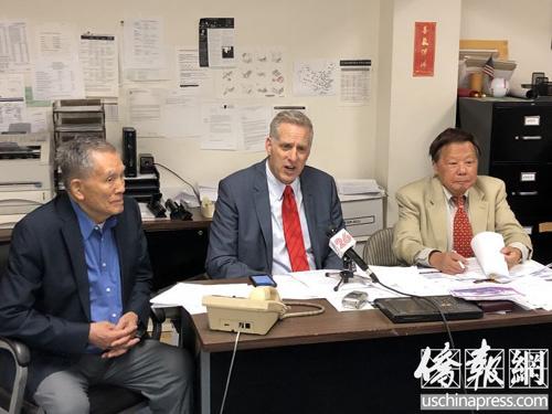 中国侨网华埠街坊会代表律师(中)在新闻发布会上宣布,已去信交通局吁遵循政策办事。图右和图左分别是李兆祥和张启智。来源:美国《侨报》,记者 陈勇青 摄
