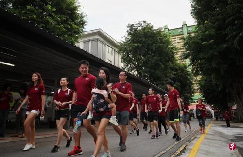 中国侨网约175人从医院位于珍珠山的原址开始义走,当中有参与者背着幼儿,沿路经过与陈笃生生平相关的地点。(新加坡《联合早报》/林泽锐 摄)