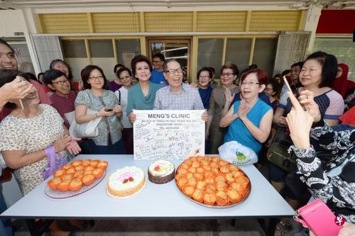 悬壶济世55年新加坡八旬华人医生退休数百街坊欢送