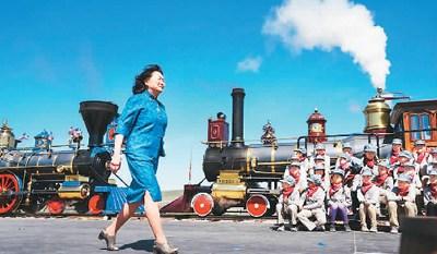 中国侨网华工后裔虞容仪芳在纪念太平洋铁路建成150周年庆典上走向演讲台。 　　（资料图片）