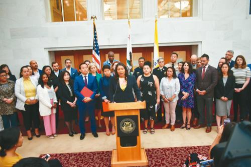 中国侨网旧金山市长布里德联同众多官员和移民权益机构代表，呼吁移民社区要做好准备来应对联邦执法。（美国《世界日报》/黄少华 摄）