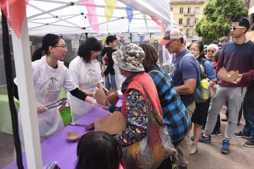 旧金山“饮食华埠”活动举行特色美食摊位前排长龙