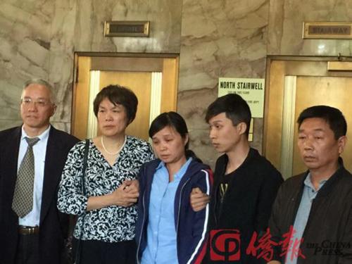 中国侨网章莹颖母亲在新闻发布会中忍不住失声痛哭。萧芸摄