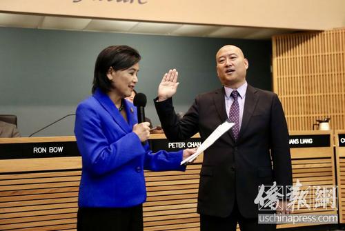 中国侨网美国蒙特利公园市市长梁侨汉在就职仪式上宣誓就职，左为美国联邦众议员赵美心。（美国《侨报》/邱晨 摄）