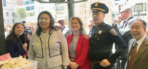 中国侨网旧金山市长布里德(左二)走访士德顿街商家。(美国《世界日报》/李秀兰 摄)