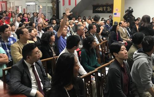 中国侨网旧金山逾200名华裔到中华总会馆参加治安会议，与会者纷纷举手要发言谈罪案。（美国《世界日报》/李秀兰 摄）