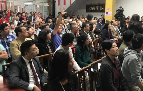 中国侨网旧金山逾200名华裔到中华总会馆参加治安会议,与会者纷纷举手要发言谈罪案。(美国《世界日报》/李秀兰 摄)