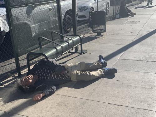 中国侨网经常有游民，躺在街边人行道上。（美国《世界日报》／高梓原 摄）