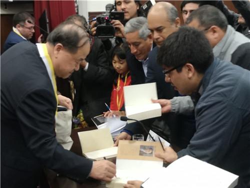 中国侨网莫言在书展读者见面会上。来源：秘鲁《公言报》