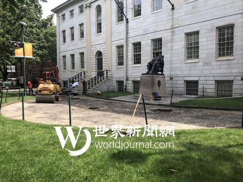 中国侨网哈佛校园8月1日修路，将雕像附近围起来。(美国《世界日报》/刘晨懿之 摄)