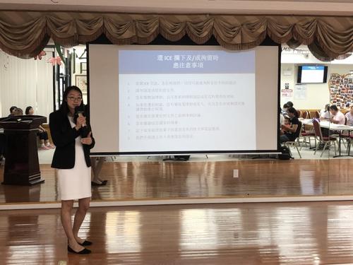 中国侨网余曼玉表示,美国移民局人员持有行政搜捕令敲门,民众无需开门。(美国《世界日报》/颜洁恩 摄)