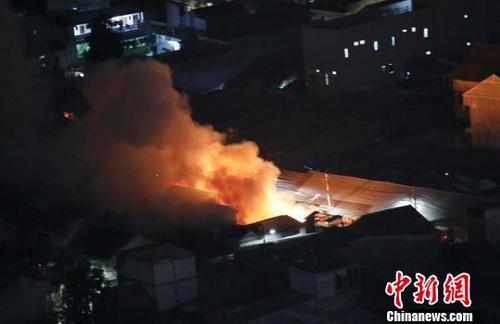 中国侨网当地时间8月10日晚7时20分左右,印尼首都雅加达中区一居民区发生火灾,该市拥堵的交通延迟了消防车到达影响更及时的灭火。 林永传 摄