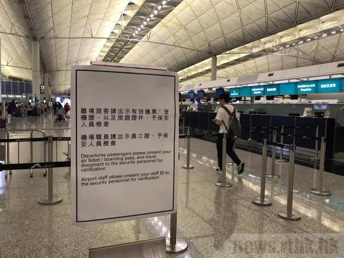 中国侨网资料图:香港国际机场贴出告示,提醒旅客须出示证件。图片来源:香港电台网站/黄贝纹 摄