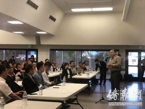 中国侨网美国洛杉矶县第33任警察局局长维拉纽瓦在与听众进行互动。(美国《侨报》/王珂莹 摄)
