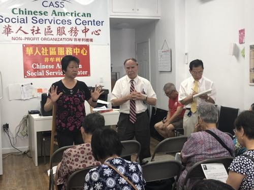 中国侨网纽约州众议员寇顿(中间)表示,2020年市长白思豪和教育总监卡兰扎极有可能再提出特殊高中录取标准改革。(美国《世界日报》/颜洁恩 摄)